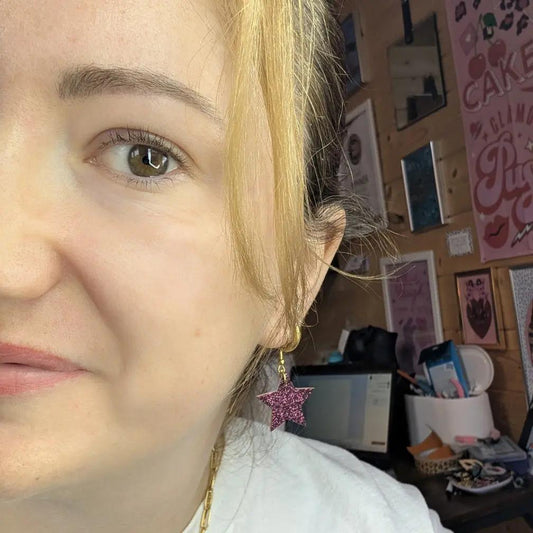 Burgundy glitter mini star earrings - Trend Tonic