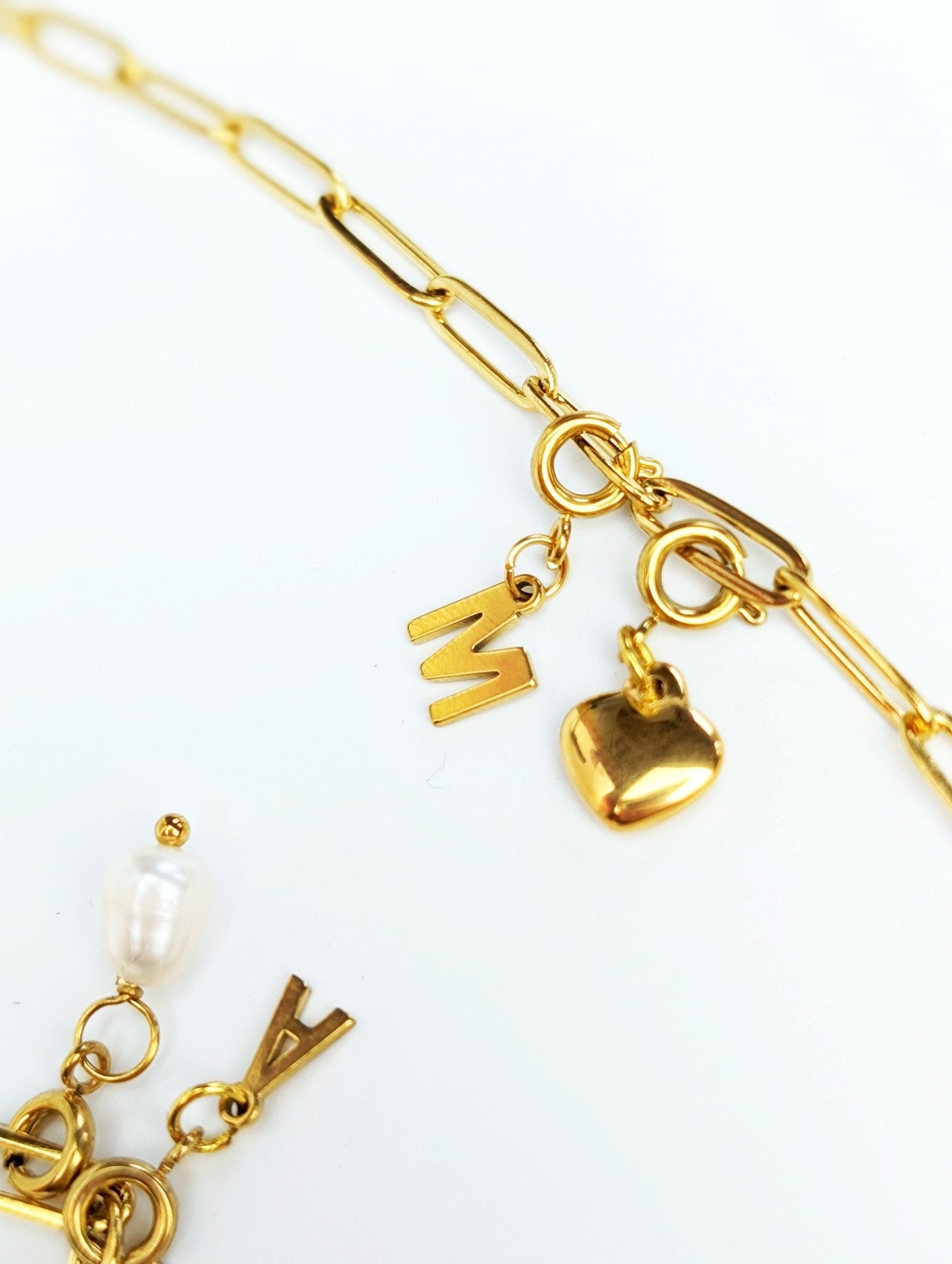 Gold initial letter charm - Trend Tonic