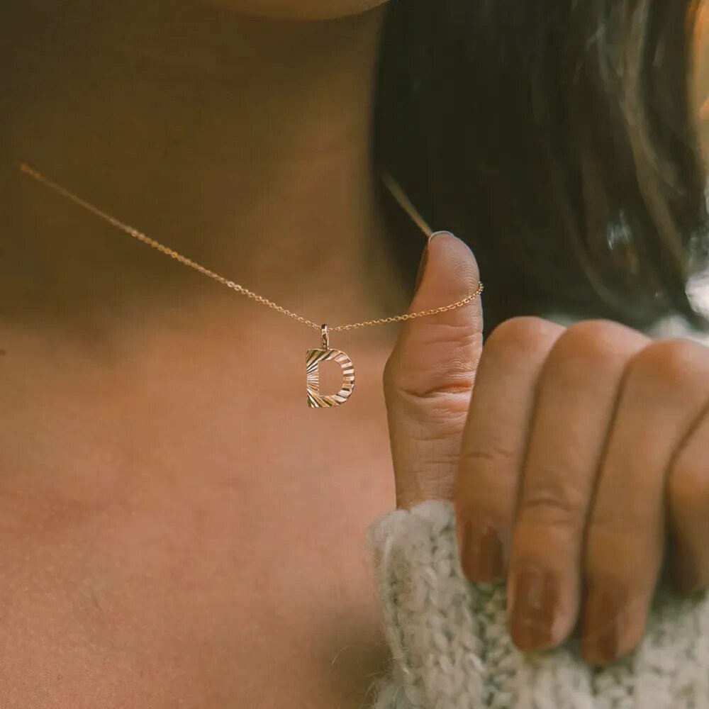 Gold sunbeam initial charm - Trend Tonic