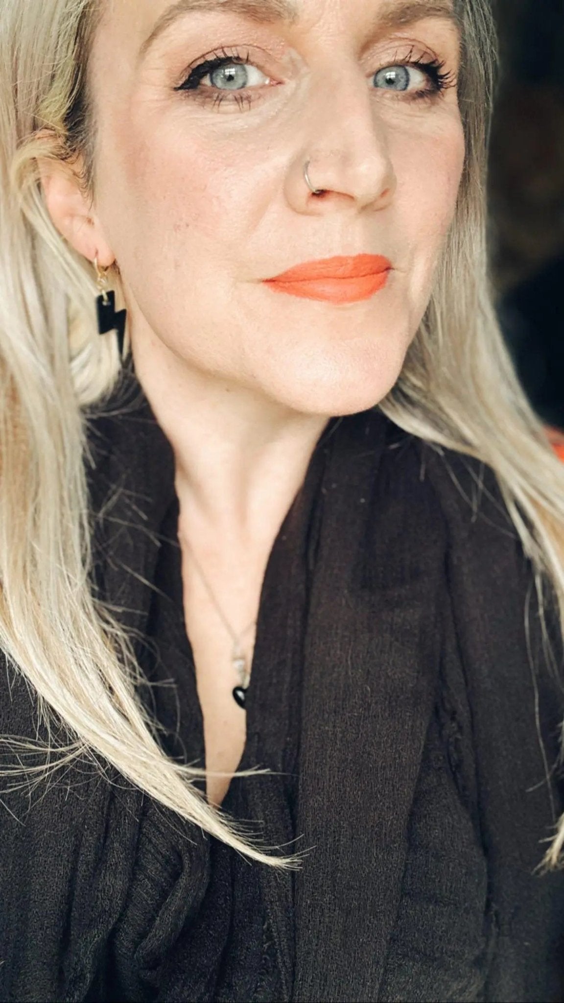 Mini black cork lightning bolt earrings - Trend Tonic