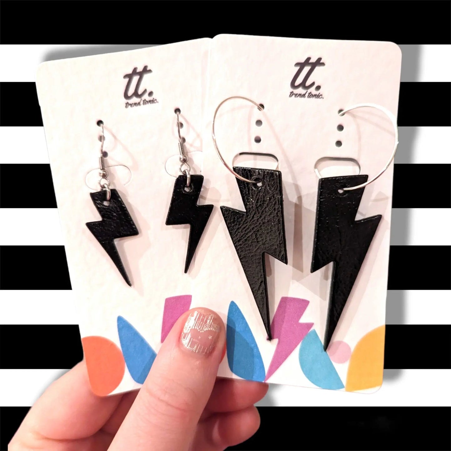 Mini black cork lightning bolt earrings - Trend Tonic