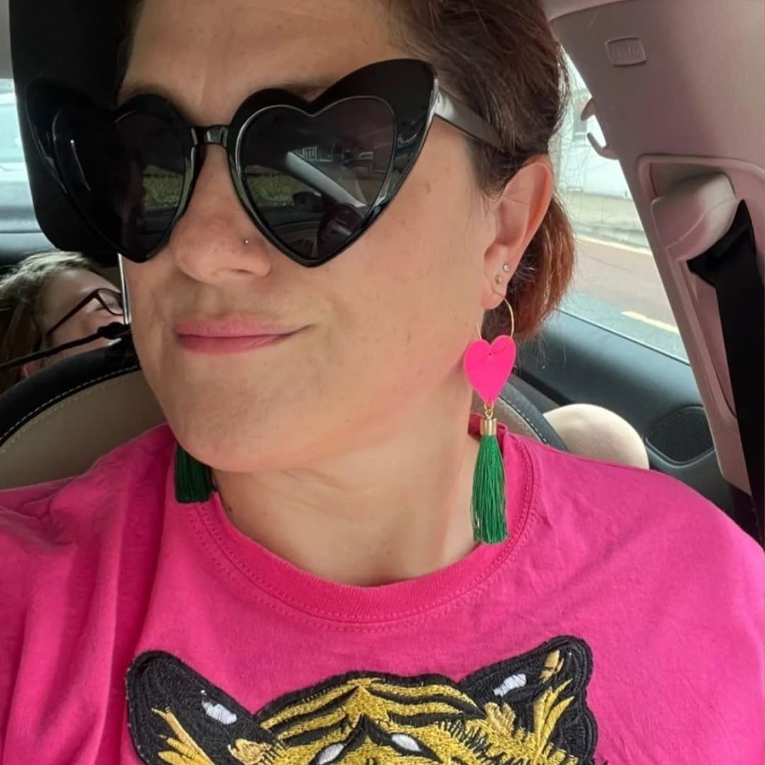 Neon pink heart and gold green tassel earrings - Trend Tonic
