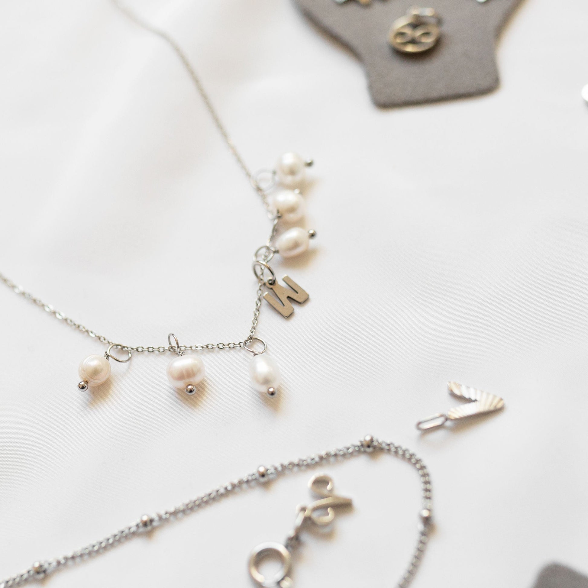 Silver sunbeam initial charm - Trend Tonic